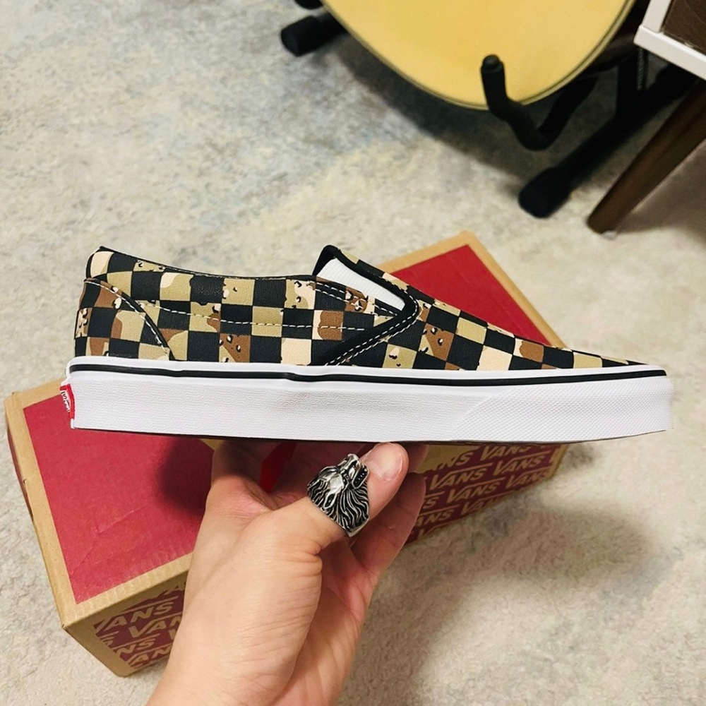 NIB Women Size 7.5 Vans Classic Slip-on Checkboard Shoes Camo-desert/True White - Picture 4 of 11